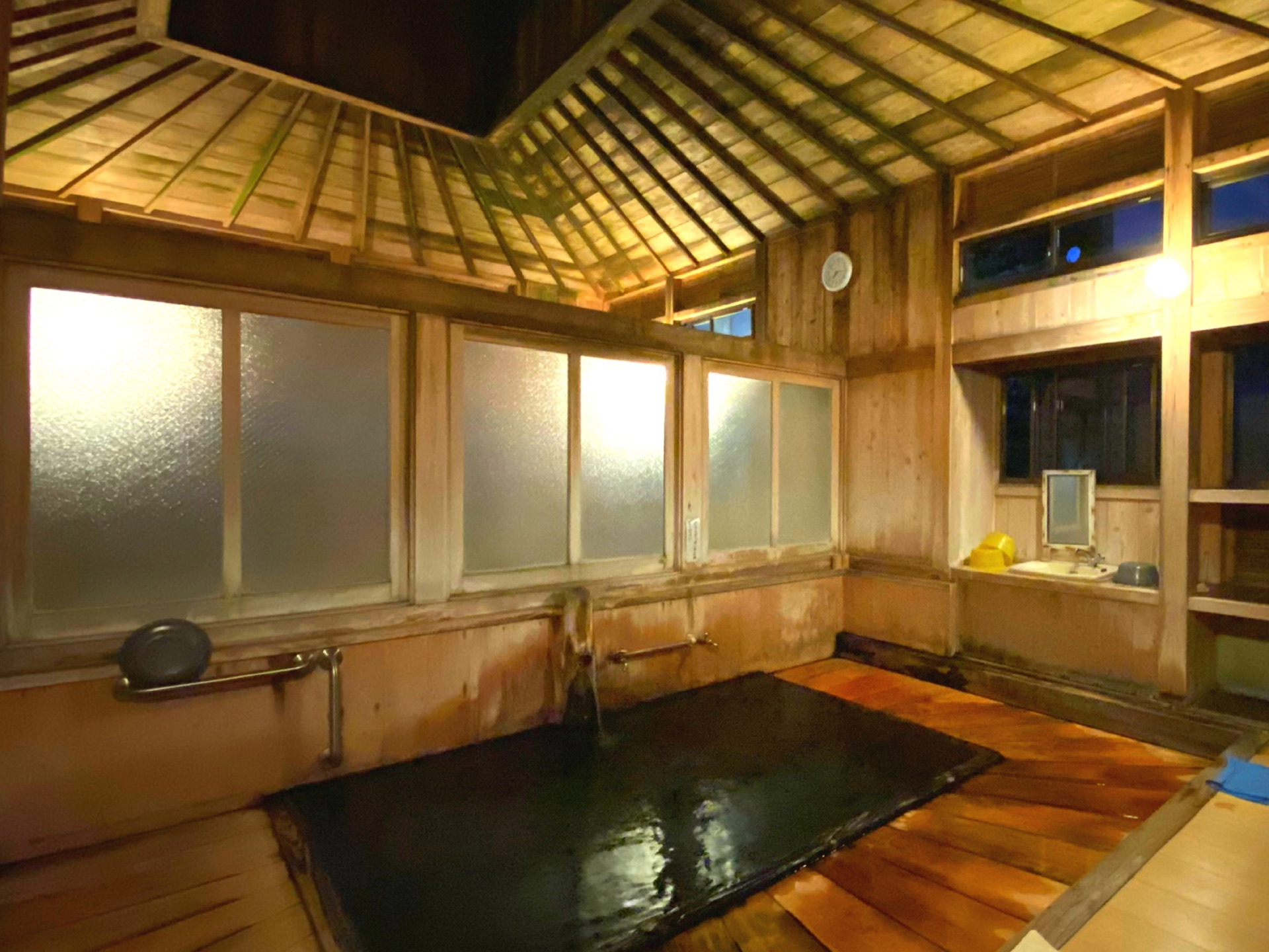 大湯の湯船、木造の趣ある浴室