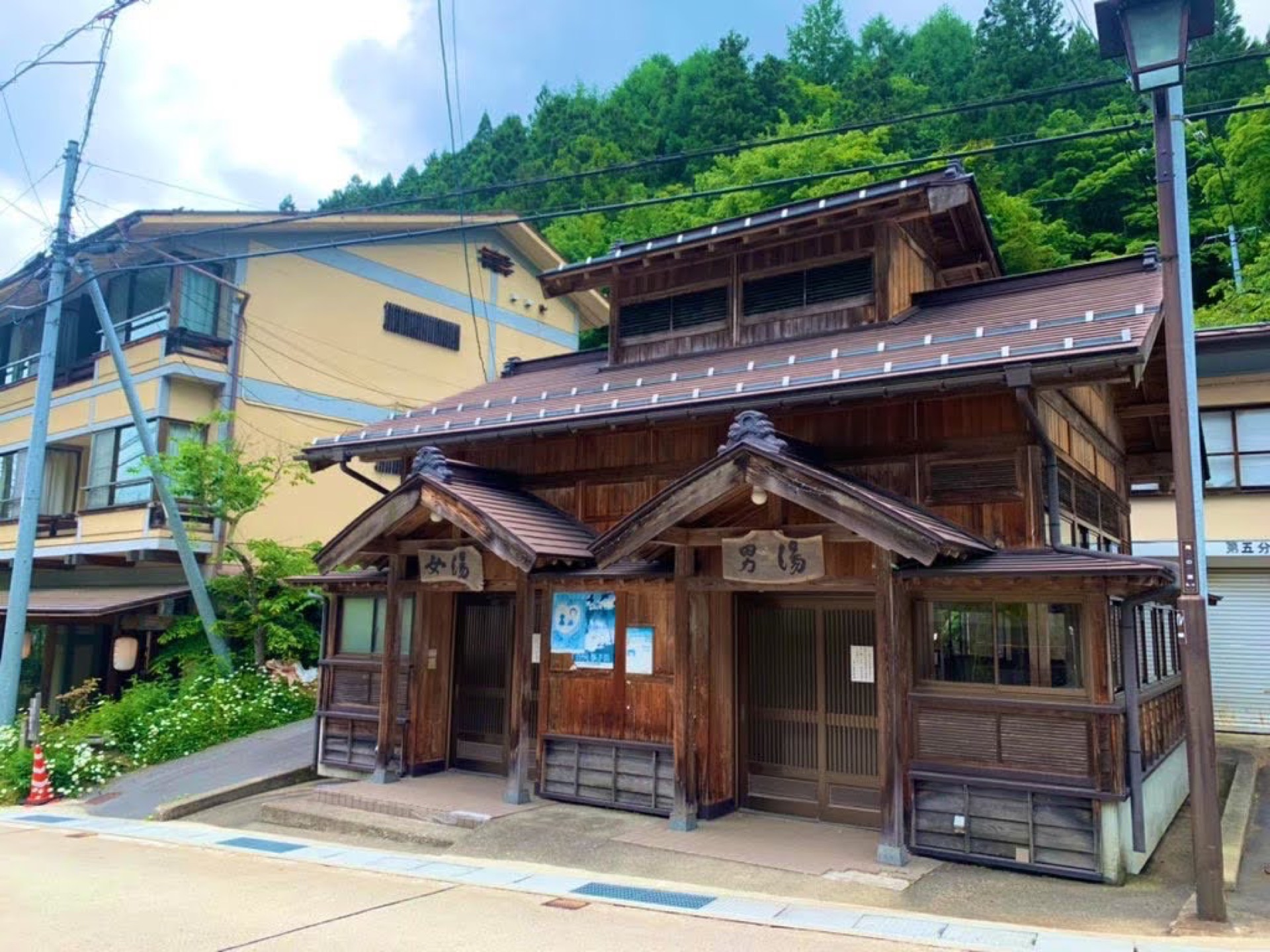 大湯の建物、山田温泉の温泉街に佇む湯屋