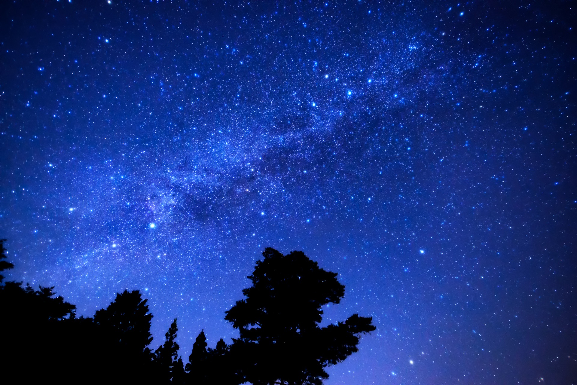国立公園のなか、高山村の山にかかる満天の星